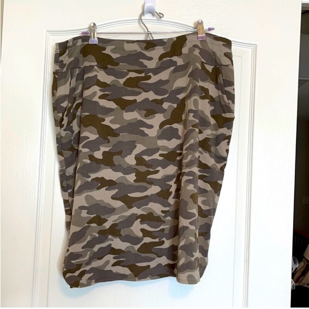 Logo Lounge camo print skirt, size 1X